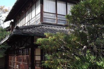 <p>In the garden of the Namikawa Cloisonne Museum</p>