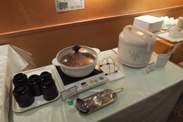 <p>Hot miso soup and Japanese rice</p>