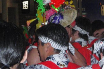 A rare hanagasa-hatted dancer.