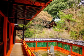 <p>Long wooden corridors connecting the temple building</p>