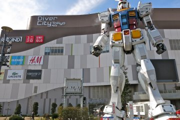 <p>An awesome view of the&nbsp;Gundam statue "RG 1/1 RX-78-2 Gundam Ver. GFT" in front of Diver City Tokyo.</p>