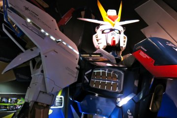 <p>Photo opportunity at the bust of the Strike Freedom Gundam</p>