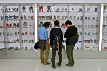<p>Inside Gunpla Tokyo, visitors admire the biggest exhibition having 1,000 kinds of Gunpla models on display!</p>