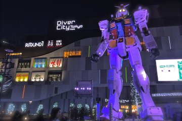 <p>Another exhilarating view of the Gundam statue "RG 1/1 RX-78-2 Gundam Ver. GFT" in front of Diver City Tokyo at night!</p>