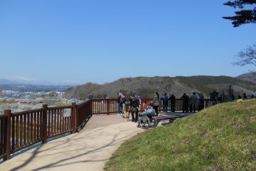 <p>People appreciating great views from an observation deck. The view from here has been selected as one of the best 36 views of Miyagi-Zao</p>