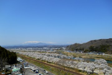 <p>Great view of Mt. Zao, '1000 cherry trees at a glance' and Shiroishi River seen from observation deck</p>