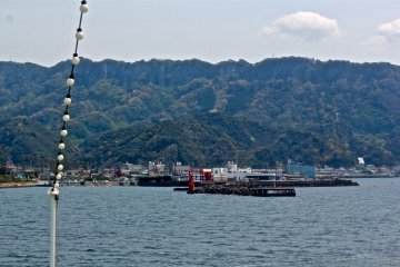 <p>Just a 40-minute cruise from Kurihama Port Terminal, on a clear day you can view Mt Nokogiriyama from the comfort of the ferry.</p>