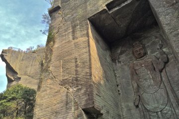 <p>Mt Nokogiriyama or "Sawtooth Mountain"&nbsp;acquired its distinctive profile from its history as a stone quarry during the Edo Period. Pictured here is&nbsp;Hyakusyaku Kannon and famous cliff, Jigokunozoki(地獄覗き), which literary means "hell watch stand."</p>