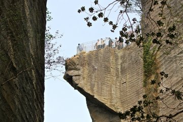 <p>Standing below the chiseled mountain cliff offers a different perspective of Jigokunozoki. Let's go!</p>