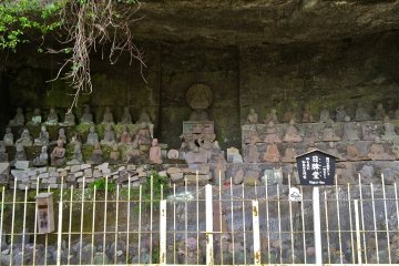 <p>The 1,500 stone figures of Tokai Arhats&nbsp;were chiseled from special stones brought in from Izu by the sea. Each are marvelous masterpieces depicting the spirit of eternal benevolence.</p>