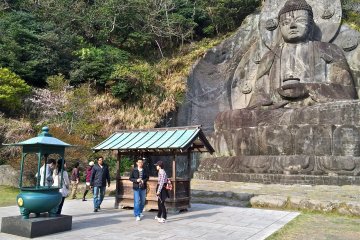 <p>The 31-meter-tall seated image of Yakushi Nyorai, the Buddha of healing and medicine, was created in the late 1700s by master artisan Jingoro Eisei Ono and his many apprentices.</p>