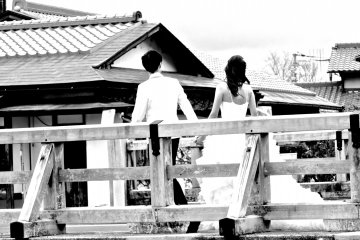 <p>Later, the happy couple moved to Togetsu Bridge</p>