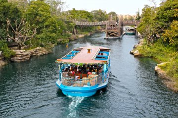 <p>Des bateaux proposent une promenade autour du parc Tokyo DisneySea. Parfait pour un moment de d&eacute;tente !</p>