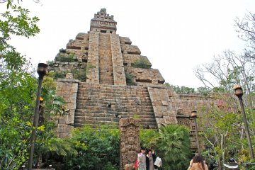 <p>L'attraction Indiana Jones Adventure: Temple of the Crystal Skull dans la partie Lost River Delta</p>
