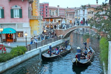 <p>Pour une escapade romantique, montez dans une gondole v&eacute;nitienne &agrave; Mediterranean Harbor</p>