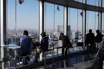 <p>There's a little cafe where you can get a coffee or cake to enjoy by the windows</p>