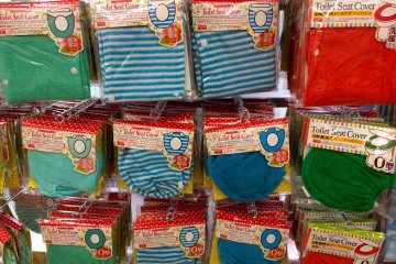 <p>Tidakkah kamu setuju bahwa pelapis dudukan&nbsp;toilet ini dirancang secara unik sehingga mungkin menjadi tambahan yang lucu untuk kamar mandimu?</p>