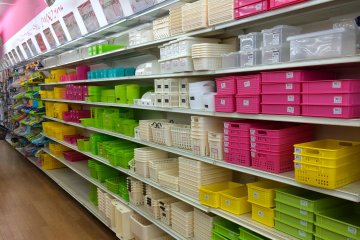 <p>Kontainer yang&nbsp;kebanyakan berwarna-warni cerah disini akan menolongmu membayangkan bagaimana terorganisirnya rakmu di rumah akan terlihat!</p>