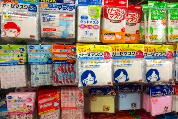 <p>Masker yang populer dipakai di Jepang untuk beberapa alasan yang berbeda. Pilihlah beberapa desain lucu dan nyaman untuk seluruh keluarga!</p>