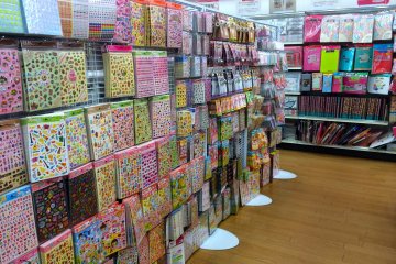 <p>Untuk penggemar scrapbooking kreatif, Daiso menawarkan banyak pilihan stiker, alat tulis, dan washi tape, yang menjadi contoh kecilnya.</p>