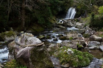 <p>Approaching Shokei-daru, a 10-meter drop. In the front that's The Wishing Rock. Follow the ritual described on the sign along the walking trail, and if you are a good at throwing little stones your wish may come true.</p>