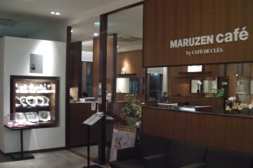 el Café Maruzen, en caso de que te agarre hambre