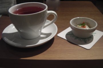 <p>The lunch set includes a drink and a mini dessert</p>