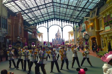 <p>Un spectacle de danse &agrave; l'entr&eacute;e du parc</p>