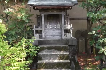 <p>A small shrine off the main path</p>