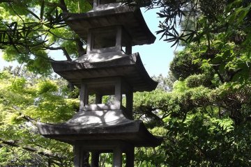<p>Also in amongst the shady trees are lanterns and this pagoda</p>