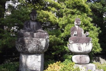 <p>These two statues sit near the bell pavilion</p>