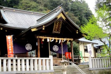 <p>Closer view of Kurotatsu Shirine's prayer hall &nbsp;</p>