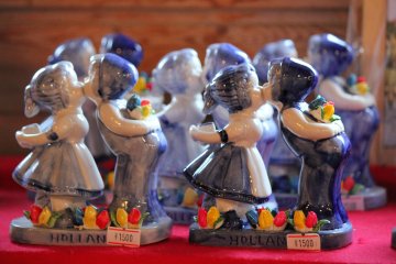 In the mini-market, you can find Dutch themed souvenirs such as these ceramic pieces.