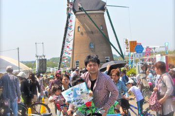 Bicycle rentals are available for just 500yen and fun for everyone in this springtime setting.