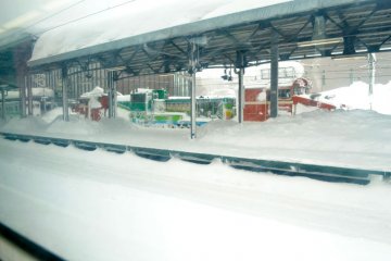 充滿雪的月台