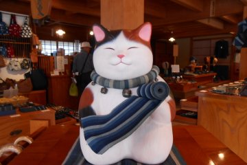 A beckoning cat in one of the souvenir shops