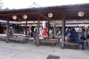Nice little rest area and an outdoor stall selling&nbsp;Ise Udon in the background