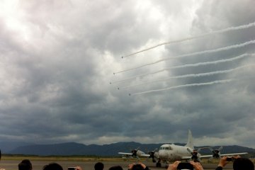 <p>Blue Impulse's aerobatics</p>