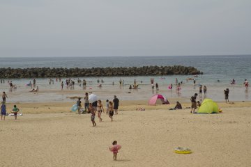 <p>Pantai saat sedang arus renda</p>
