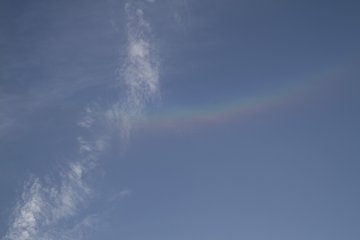 <p>Terlihat seperti pelangi, tapi itu adalah halo; bukan awan hujan di langi</p>

