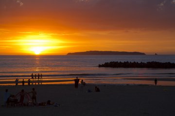<p>Matahari tenggelam di Pantai Shing</p>

