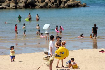 <p>Breakwall membuat pantai menjadi lebih santai untuk dinikmati pengunjung yang mand</p>
