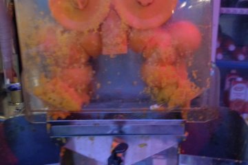 <p>The orange juice machine at the entrance</p>