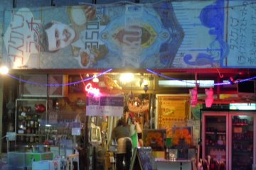 <p>How did I know who was the proprietor? Can you spot his portrait here, on the billboard in front of Zakuro?</p>