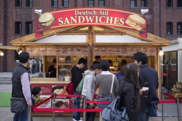 Deutsch-Stil sandwich stand.