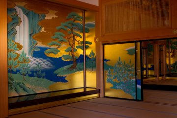 <p>Namun, sampai ke kamar yang paling mewah akhirnya membuat saya menahan napas. Lukisan-lukisan semuanya adalah salinan akurat dari aslinya dari periode Edo. Mereka adalah intisari dari keindahan Jepang.</p>