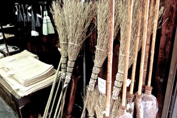 <p>There are many old shops selling traditional Japanese household items near the river</p>