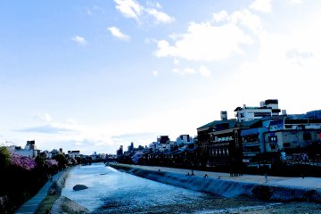 <p>The water level of the river is usually quite low, making it a pleasant place for a morning or evening stroll</p>