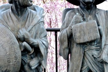 <p>A close up on the statue behind the musician</p>