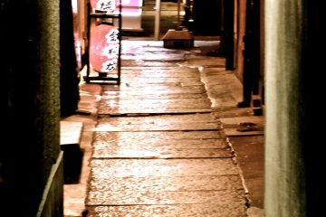 <p>Side alley near the river</p>